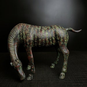 China's hand-carved bronze horse ornaments with inscriptions are precious and exquisite and can be collected.