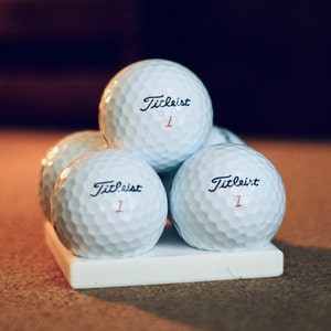 Bandeja con forma de pirámide para pelotas de golf, soporte para escritorio o estantería