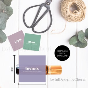 Puede incluir: Descarga digital imprimible de tres etiquetas cuadradas de 5x5 cm con las palabras "well", "calm" y "brave" en texto blanco sobre un fondo pastel. Las etiquetas están diseñadas para ser usadas en botellas de rodillo de aceite esencial.