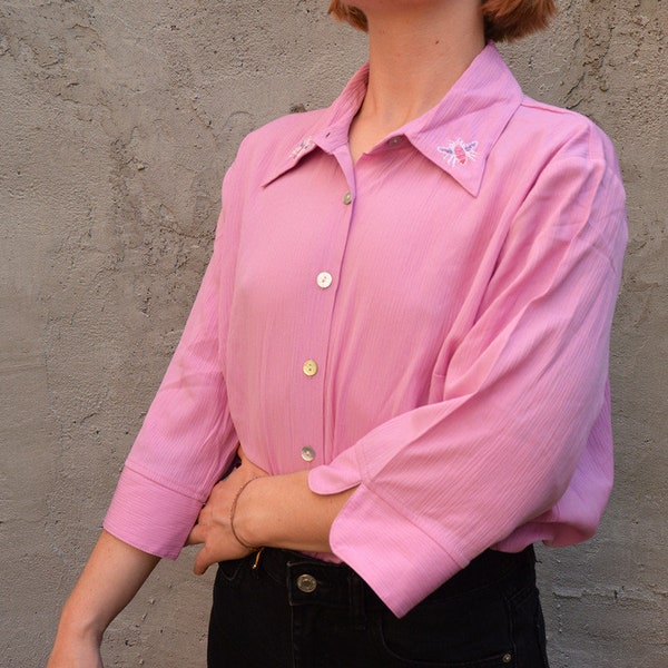 Chemise rose brodé à la main