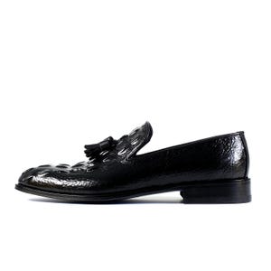 K&ouml;nnte beinhalten: Ein schwarzer Lederloafer mit einem strukturierten, gepr&auml;gten Muster. Der Schuh hat ein Quastendetail und einen niedrigen Absatz. Das Design ist elegant und klassisch, geeignet f&uuml;r formelle oder halbformelle Anl&auml;sse.