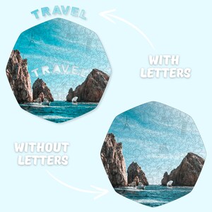Op de afbeelding: Een houten legpuzzel met een kustlandschap met boten en kliffen. Het woord "TRAVEL" wordt in witte letters weergegeven. De puzzel wordt met en zonder letters op een lichtblauwe achtergrond getoond.