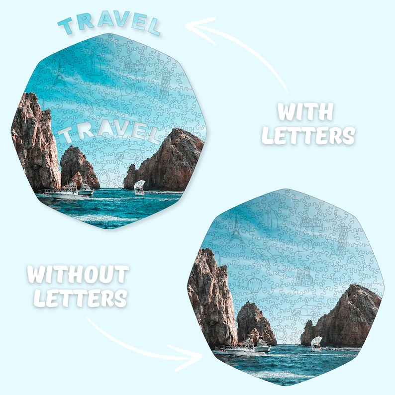 Op de afbeelding: Een houten legpuzzel met een kustlandschap met boten en kliffen. Het woord "TRAVEL" wordt in witte letters weergegeven. De puzzel wordt met en zonder letters op een lichtblauwe achtergrond getoond.