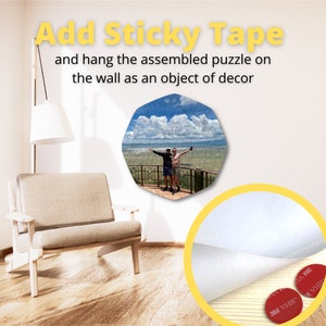 Op de afbeelding: Een voltooide puzzel met een landschapssc&egrave;ne, gemonteerd aan een muur. De afbeelding bevat de tekst "Add Sticky Tape and hang the assembled puzzle on the wall as an object of decor." Zelfklevende tape wordt getoond voor montage.
