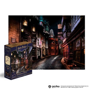 Może przedstawiać: Drewniana układanka o 238 elementach przedstawiająca nocny widok ulicy Pokątnej z serii Harry Potter. Uliczka jest wyłożona sklepami i budynkami, z brukowaną ulicą na pierwszym planie.