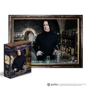 Puede incluir: Un rompecabezas de Harry Potter con Severus Snape, un maestro de pociones, en una habitaci&oacute;n oscura con estantes de pociones. La caja del rompecabezas muestra un primer plano de Snape con una varita en la mano. La caja es azul con letras doradas y el logotipo de Harry Potter.
