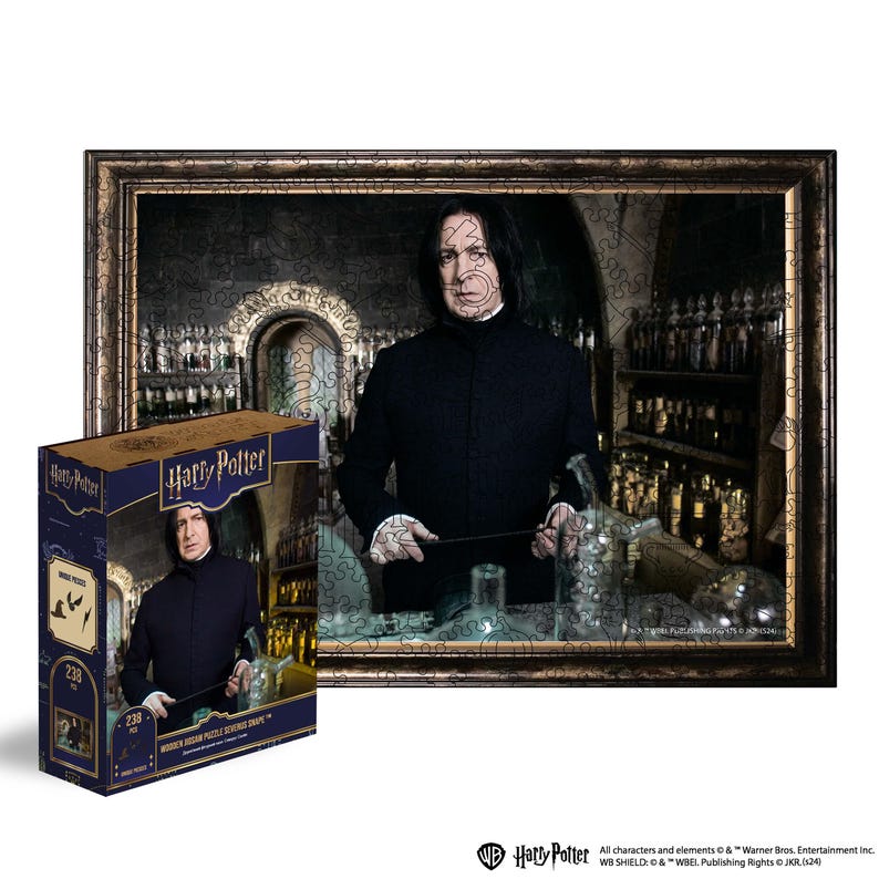 Puede incluir: Un rompecabezas de Harry Potter con Severus Snape, un maestro de pociones, en una habitaci&oacute;n oscura con estantes de pociones. La caja del rompecabezas muestra un primer plano de Snape con una varita en la mano. La caja es azul con letras doradas y el logotipo de Harry Potter.