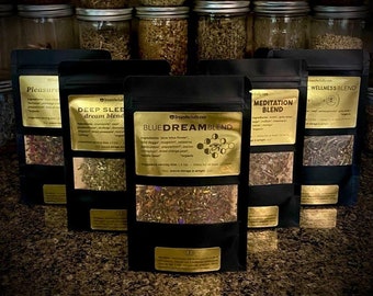 Könnte beinhalten: Vier schwarze Beutel mit goldenen Etiketten, die Kräuterteesorten enthalten. Die Etiketten lauten "Pleasure", "Deep Sleep Dream Blend", "Blue Dream Blend", "Meditation Blend" und "Wellness Blend".