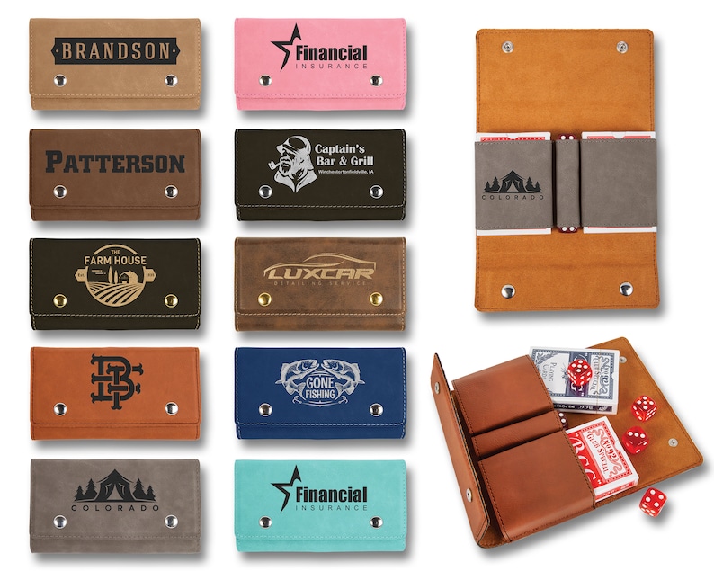 Peut inclure: Un ensemble de dix porte-cartes diff&eacute;rents, chacun avec un design diff&eacute;rent. Les porte-cartes sont en cuir brun et ont un rabat qui se ferme &agrave; l'aide d'un bouton-pression. Les motifs comprennent une &eacute;toile, un logo, une maison, une voiture, un poisson, une tente et un nom. Les porte-cartes sont tous align&eacute;s sur un fond blanc.
