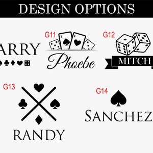 Peut inclure: Quatre options de design pour un cadeau personnalis&eacute; sur le th&egrave;me des cartes &agrave; jouer. La premi&egrave;re option pr&eacute;sente le nom LARRY avec quatre symboles de cartes &agrave; jouer. La deuxi&egrave;me option pr&eacute;sente le nom PHOEBE avec trois cartes &agrave; jouer. La troisi&egrave;me option pr&eacute;sente le nom MITCH avec deux d&eacute;s. La quatri&egrave;me option pr&eacute;sente le nom RANDY avec un symbole de carte &agrave; jouer et le nom SANCHEZ avec un symbole de carte &agrave; jouer.