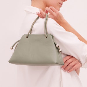 "Damen Ledertasche in Eukalyptus-Grün, Leder Clutch mit Kette, Grüne Handtasche, Abendtasche, ""Paulina""."