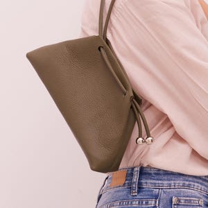 Cartera verde salvia, bolso de mano de cuero, bolso de cuero con cadena, bolso de mano verde salvia, bolso de noche, bolso de mano verde salvia para mujer, "Paulina", hecho a medida