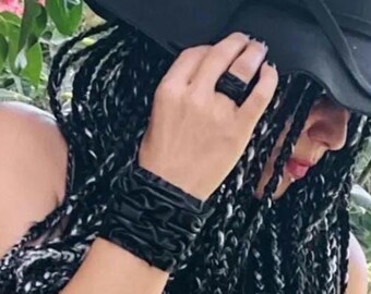 Conjunto de anillo y pulsera de cuero negro: joyería bohemia moderna y personalizada