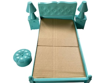 Cama y noche tamaño Barbie, cama de casa de muñecas, mesita de noche y lámparas.