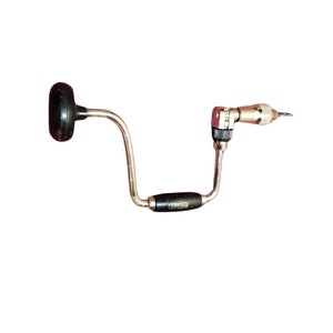 Puede incluir: Un taladro de mano plateado con un mango negro y una manivela plateada. La broca es visible.