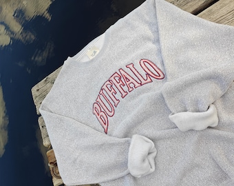 Buffalo Knit Broderad Sweatshirt | Buffalo, NY | Fleece | Retro, Minimalistisk Crew-Tröja
