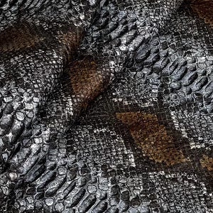 Echtes Lammleder mit Schlangenmuster, metallisch silberbraun, für Taschenherstellung, Schuhe, Mode, Kostüme und Kunsthandwerk.