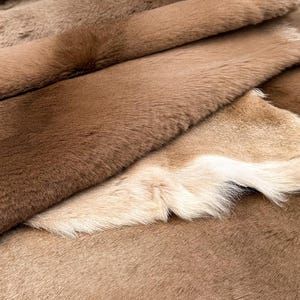 Zachte kangoeroeleerhuiden zacht bruin | Seconden aan het einde van de batch met natuurlijke markeringen | Ideaal voor snijden, ontwerpprojecten, stoffering en handwerk