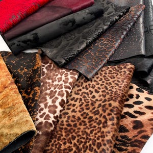 Puede incluir: Una colección de retazos de cuero rectangulares con diversas texturas y patrones, incluyendo rojo brillante, burdeos intenso, negro sólido y varios diseños de estampado animal de leopardo y guepardo con un acabado suave y peludo.