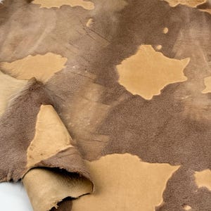 Braun & hellbraun gefärbtes Haar-auf Haut-Gerbereimuster - einzigartiges Rindsleder für westliches Handwerk, Polster und Film / Mode-Projekte, Bühnen- und Kostümbild,
