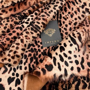 Piel de oveja auténtica con estampado de leopardo para tapicería artesanal y de moda.