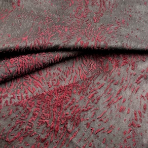 Texturerat kalvskinn – svart och vinröd upphöjd finish | Läder för väskor, mode, kostymer och möbelklädsel