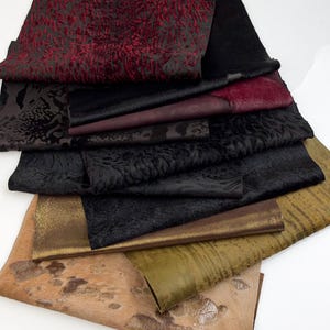 Lot de carrés de cuir mélangé | Imprimé métallisé en relief, aspect poil sur cuir pour loisirs créatifs, couture et petits projets 25 cm x 25 cm AUT3