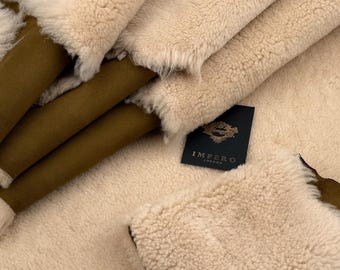Doppelseitiges, gelocktes Shearling-Fell - Beige Wolle & dunkelolivfarbenes Wildleder | Echtes Schaffell für Polsterung, Mode, Handwerk, Jacke, Hut