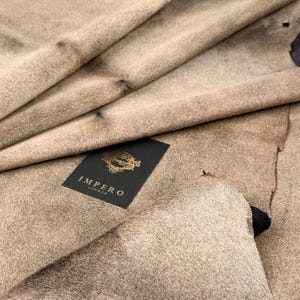 Cuir de veau naturel avec poils - Cuir brun anthracite vieilli pour costumes, théâtre, cinéma, GN, accessoires, tissus d'ameublement et créations faites main