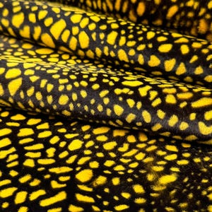 Piel de canguro auténtica con estampado exótico: piel de reptil amarilla y negra, única para disfraces, moda, tapicería, bolsos, carteras y calzado.