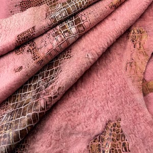 Exotisches Kalbsleder Blush Pink - Geprägtes Leder für Taschen, Geldbörsen, Schuhe & Custom Sneakers | Leicht nachzuarbeitende, geschmeidige und strapazierfähige Haare auf Augenhöhe