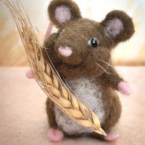 Needle Felted Harvest Mouse – Wool Animal Figurine for Autumn Decor or Mouse Collectors, Holding Wheat Optional- Waldorf inspired