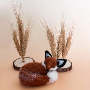 Sleepy Fox – Small Needle Felt Animal for Autumn Shelf, Woodland Scene, or Cozy Gift for nature lovers. Waldorf, Cotaggecore decor.