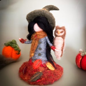Woodland Autumn Witch with Owl – Needle Felted Cottagecore Halloween Doll for Nature Table, Fall Decoration. Child friendly cute Halloween.