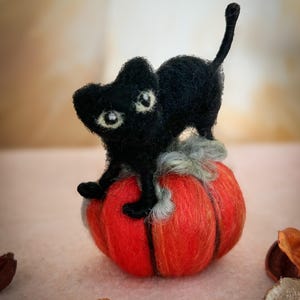 Black Cat on Pumpkin Halloween ornament– Needle Felted spooky Wool Figurine – Witchy Halloween Decor – Samhain Altar Art. Autumn decor