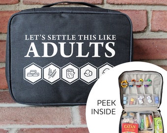 Puede incluir: Bolsa de juego de lona negra con el texto "Let's Settle This Like Adults" y una fila de seis iconos hexagonales. La bolsa está abierta para revelar una variedad de piezas de juego, dados y cartas. El texto "Peek Inside" está escrito en la bolsa.