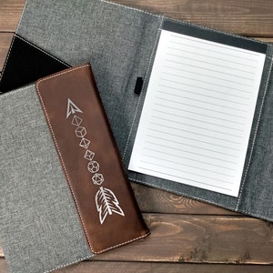 Portfólio de couro para D&D com espada ou flecha de dado poliédrico | Caderno de personagem de RPG para campanhas de DnD | Fecho magnético com bolsos