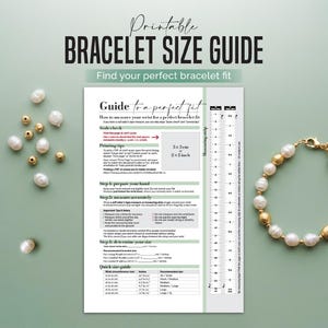 Puede incluir: Una guía imprimible de tallas de pulseras con texto y una cinta métrica. Una pulsera de oro y perlas se muestra junto a la guía. Perlas y cuentas doradas dispersas sobre una superficie verde claro.