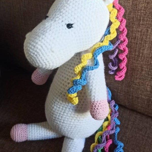 Peluche licorne colorée faite main au crochet amigurumi fait main