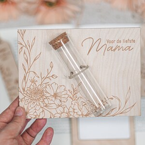Tarjeta de madera con flores silvestres, dibujo floral, romántico, con probeta para llenar bomba de baño de sal