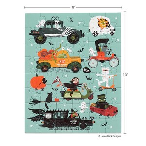 Op de afbeelding: Een 25,4 cm bij 20,3 cm Halloween-puzzel met verschillende griezelige voertuigen, waaronder een pompoenwagen, een rouwauto, een monstertruck en een vampierauto. De puzzelstukjes zijn gerangschikt op een lichtblauwe achtergrond met een witte rand.
