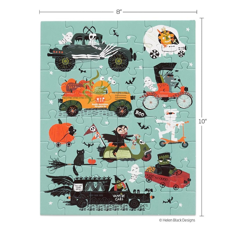 Op de afbeelding: Een 25,4 cm bij 20,3 cm Halloween-puzzel met verschillende griezelige voertuigen, waaronder een pompoenwagen, een rouwauto, een monstertruck en een vampierauto. De puzzelstukjes zijn gerangschikt op een lichtblauwe achtergrond met een witte rand.