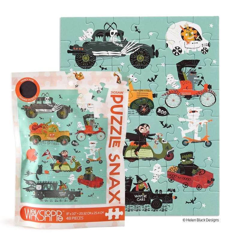 Op de afbeelding: Een puzzel van 48 stukjes met een grillige illustratie van spookachtige auto's en personages op een turquoise achtergrond. De puzzel is verpakt in een hersluitbare zak met een transparant venster dat het voltooide puzzelbeeld laat zien. De tekst "Jigsaw Puzzle Snax" staat op de zak gedrukt.