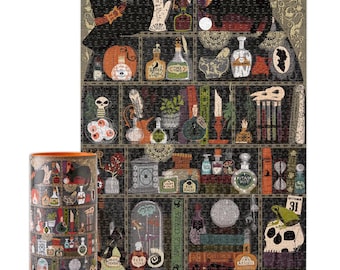 Puede incluir: Una ilustración de estilo vintage de un estante de botica de bruja lleno de frascos de pociones, tarros y otros ingredientes mágicos. El estante está decorado con calaveras, huesos y otros detalles espeluznantes. La imagen está en un estilo gótico oscuro.