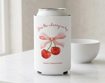 Enfriador de latas "Ella es la cereza del pastel" / Recuerdos para despedida de soltera