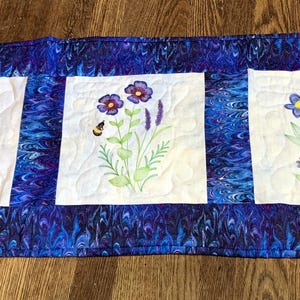 Broderade fantasivildblommor, fåglar, bordslöpare med bi, vändbar, quiltad
