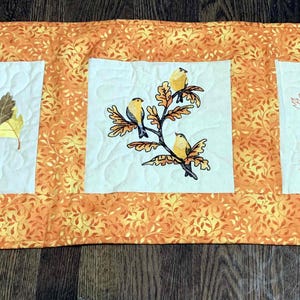 Broderad bordslöpare med höstlöv: Vändbar quiltad Thanksgiving-dekor