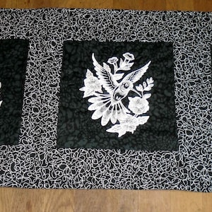 Gestickter Tischläufer: Frühling Vögel und Blumen, Schwarz und Weiß, Gequiltet