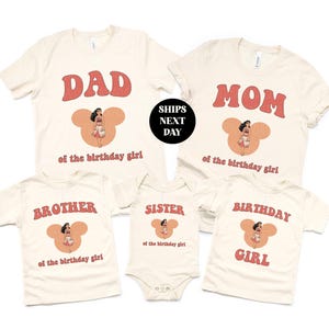 Pu&ograve; includere: Magliette di compleanno per famiglie color crema con testo rosso e grafica a cartoni animati. Le magliette recitano "DAD", "MOM", "BROTHER", "SISTER" e "BIRTHDAY GIRL". Ogni maglietta ha una grafica a cartoni animati abbinata.