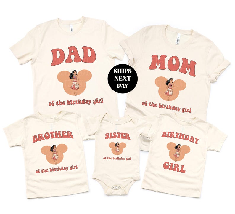 Pu&ograve; includere: Magliette di compleanno per famiglie color crema con testo rosso e grafica a cartoni animati. Le magliette recitano "DAD", "MOM", "BROTHER", "SISTER" e "BIRTHDAY GIRL". Ogni maglietta ha una grafica a cartoni animati abbinata.